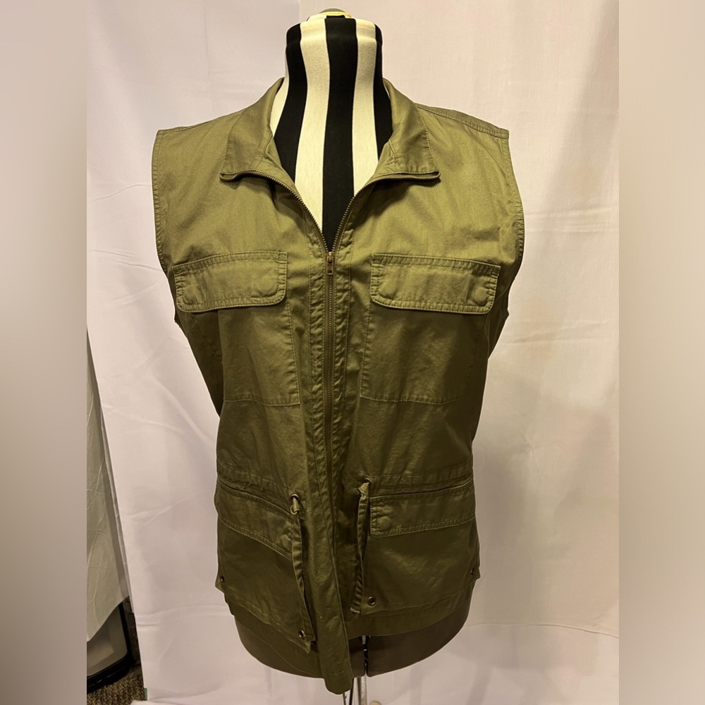 Women’s hiking/camping/travel vest with pockets